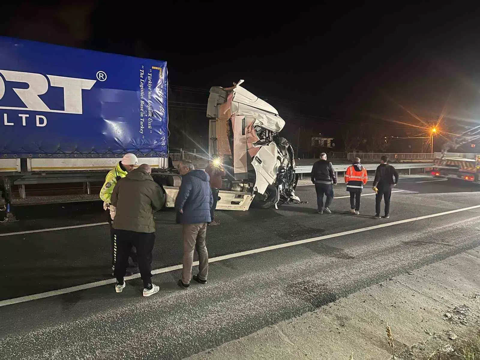 Tosya’da D100 Karayolunda Tır Çarpışması: 1 Yaralı