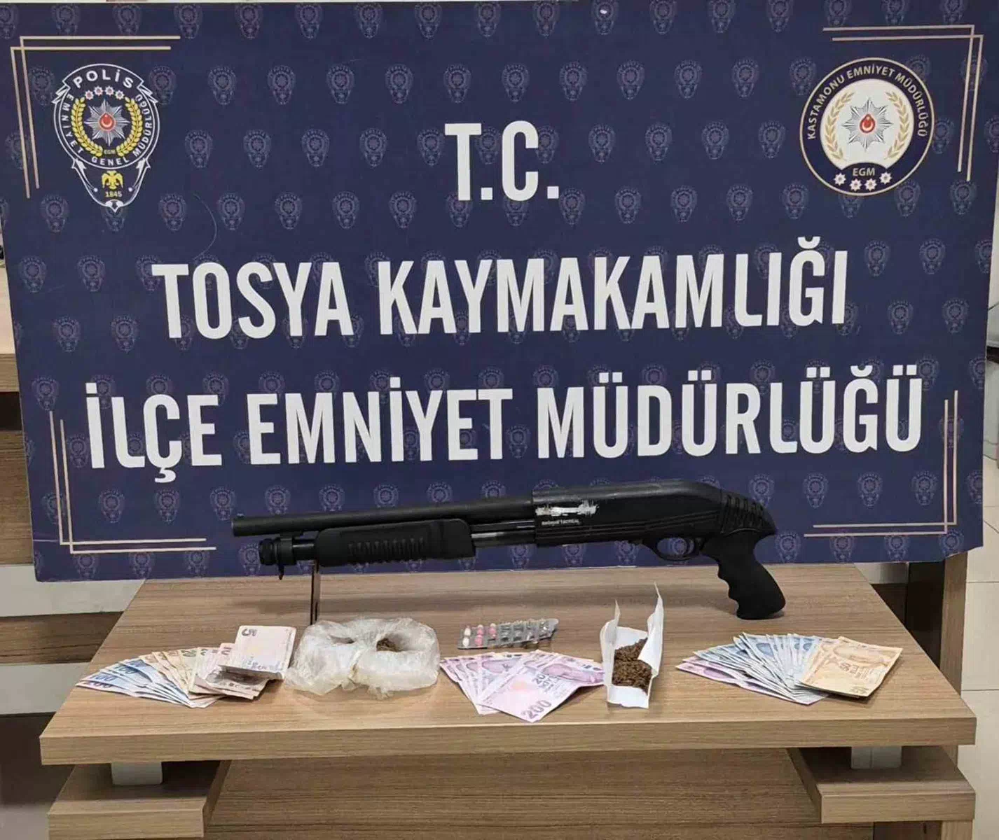 Tosya’da Uyuşturucu ve Ruhsatsız Tüfek Operasyonu!