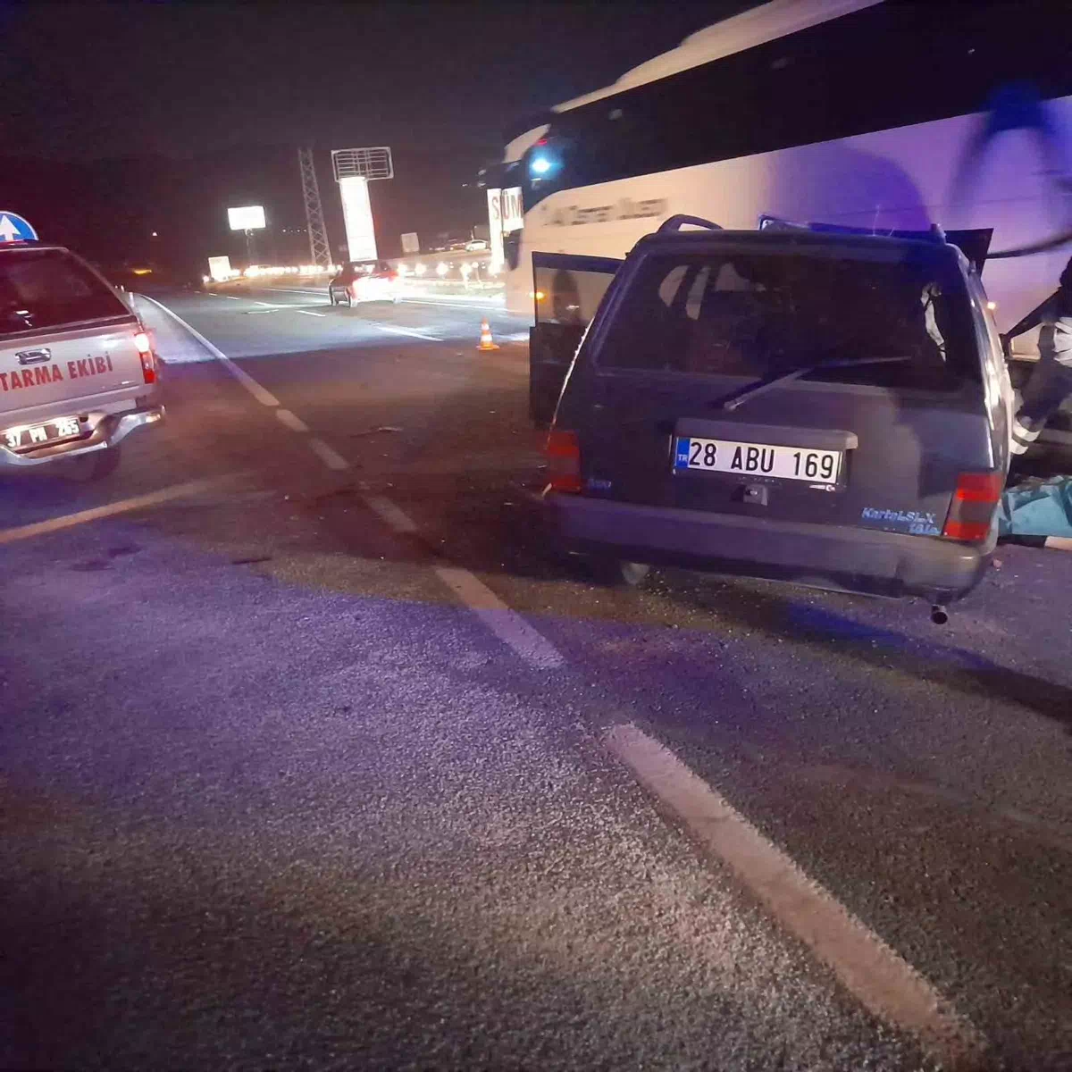 Tosya’da Yolcu Otobüsü ile Otomobil Çarpıştı: 1 Ölü, 1 Yaralı
