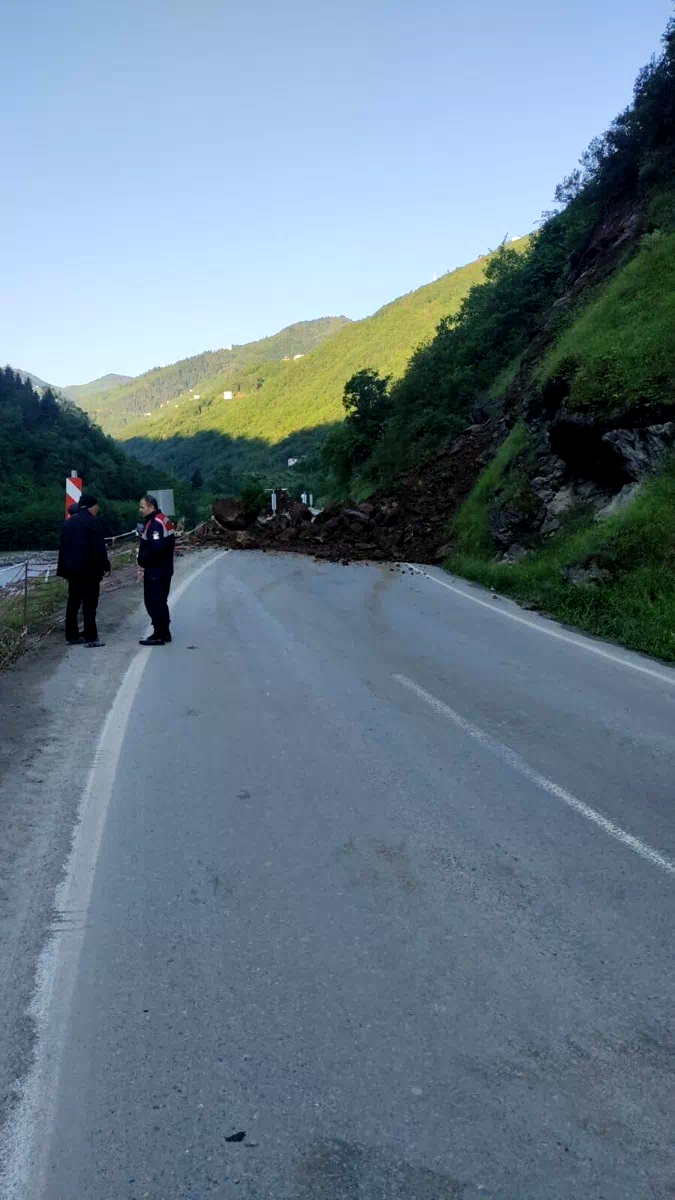 Trabzon-Bayburt karayolu heyelan nedeniyle ulaşıma kapandı