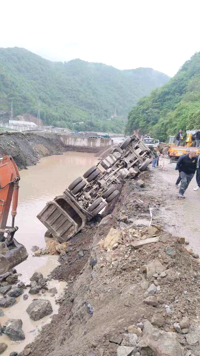 Trabzon-Bayburt karayolunda taş kamyonu devrildi, yol ulaşıma kapandı