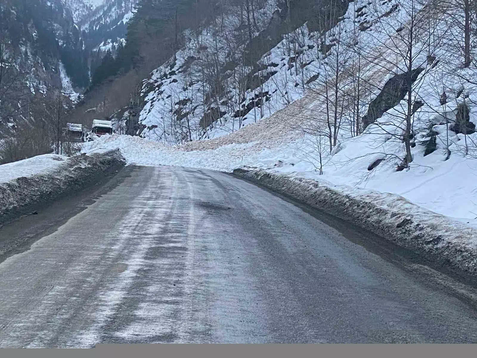 Trabzon-Bayburt Karayolunda Tilkibeli’de Çığ Faciası Sonrası Yol Ulaşıma Açıldı