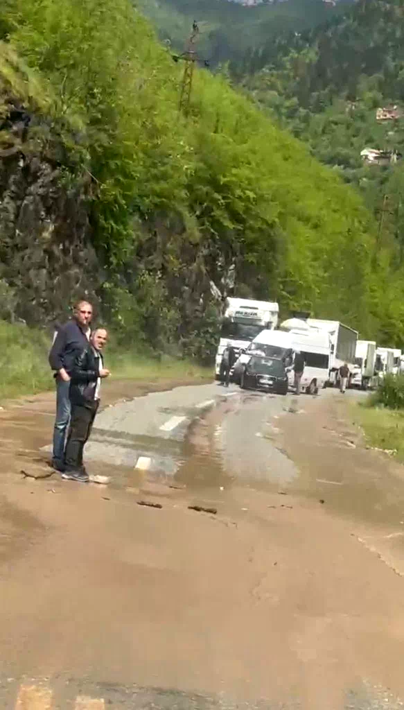 Trabzon-Bayburt karayolunda ulaşıma sel engeli