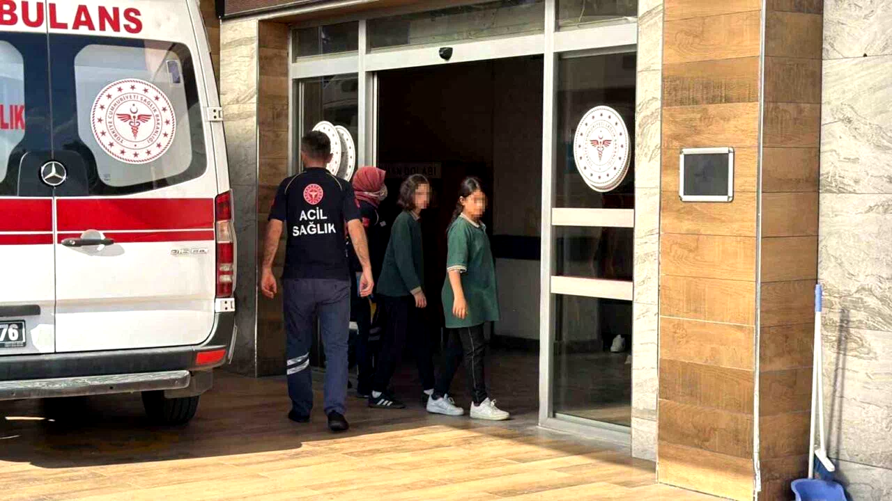 Trabzon’da 12 ortaokul öğrencisi zehirlenme şüphesiyle hastaneye kaldırıldı