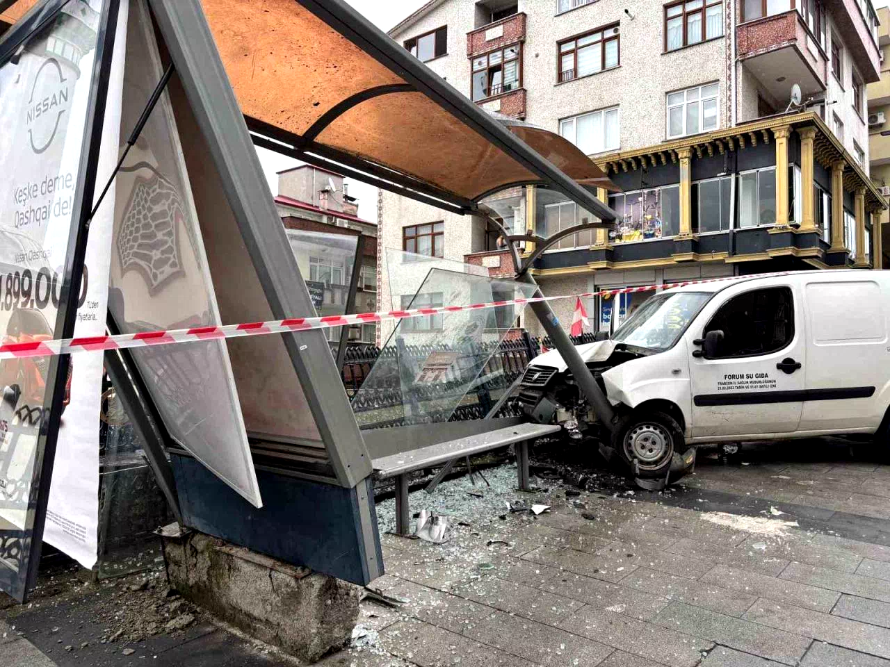 Trabzon’da araç otobüs durağına çarptı