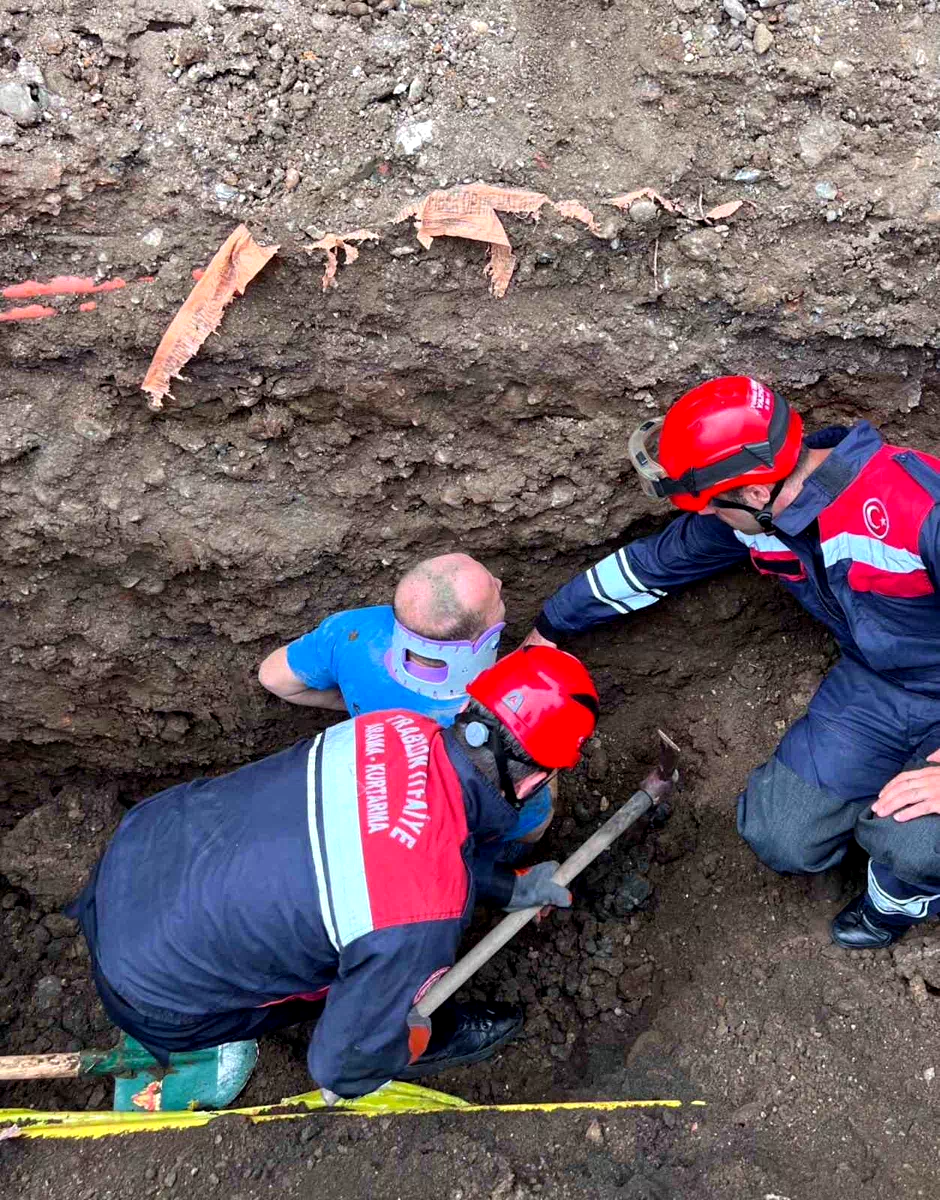 Trabzon’da belden aşağısı toprak altında kalan işçiyi itfaiye ekipleri kurtardı