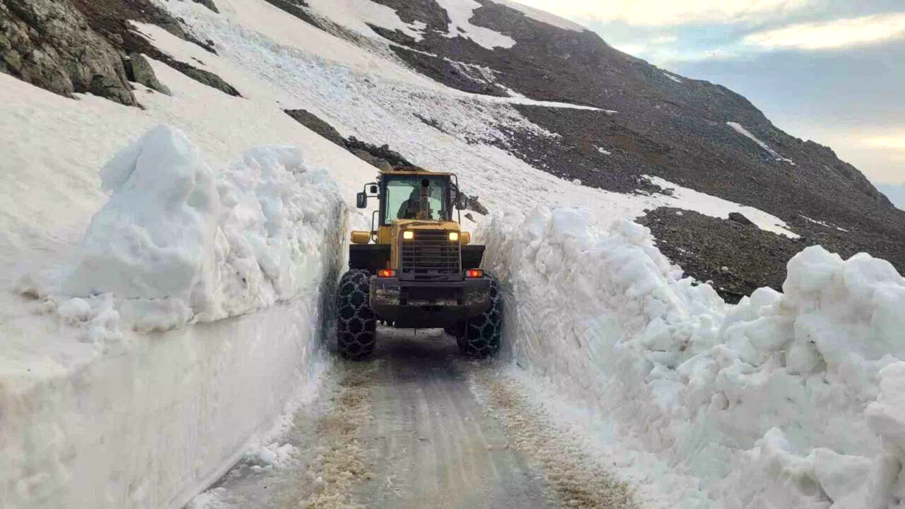Trabzon’da bir yandan yayla yollarında karla mücadele çalışması yapılıyor bir yandan yayla yolları betonlanıyor