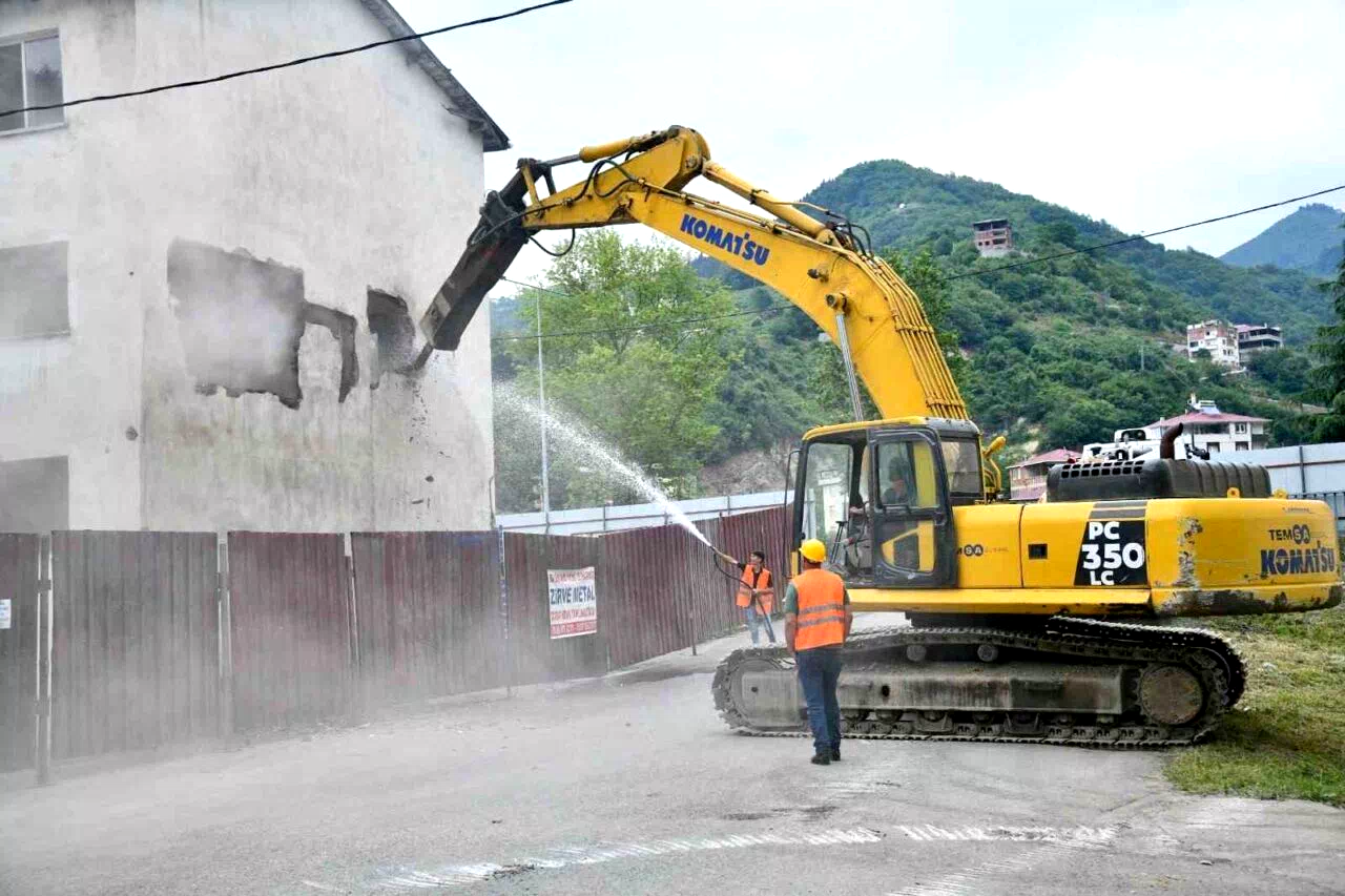 Trabzon’da Çağlayan Kentsel Dönüşüm Projesi kapsamında ilk yıkımlar başladı