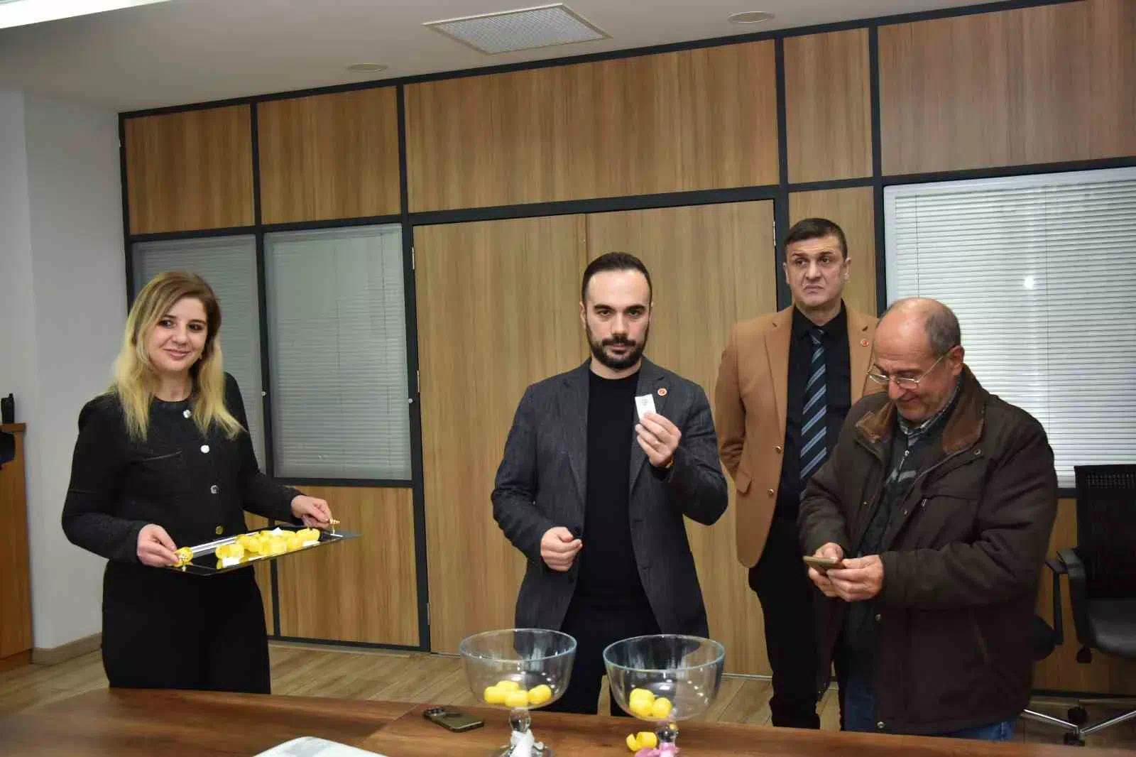 Trabzon’da Çağlayan Mahallesi’nde Gerçekleştirilen Kentsel Dönüşüm Projesi Hak Sahiplerini Belirlemek İçin Kura Heyecanı Devam Ediyor.