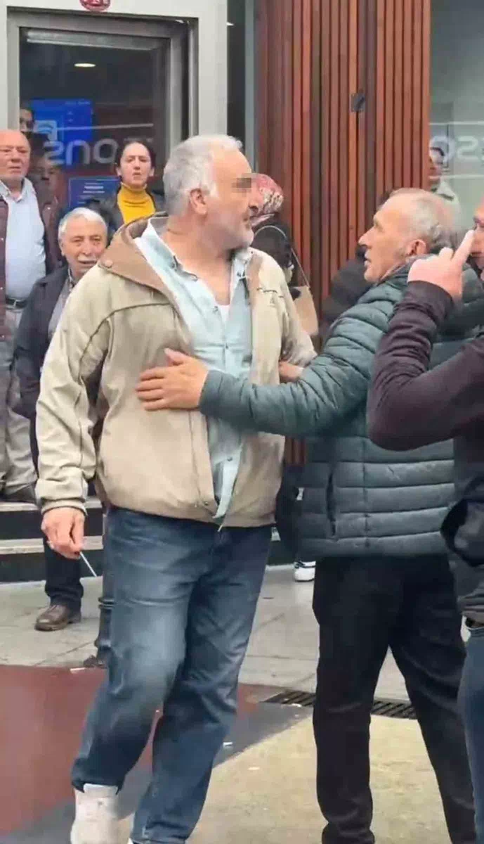 Trabzon’da CHP standına bıçaklı saldırı: 1 yaralı.