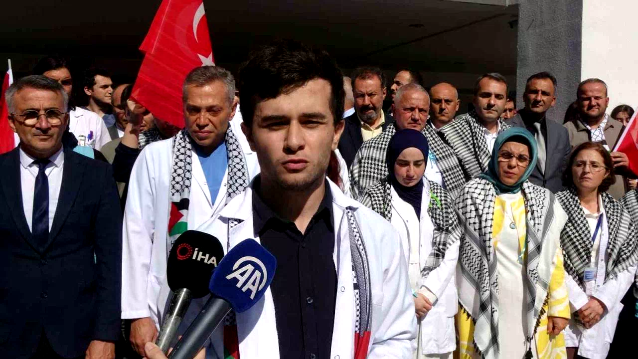 Trabzon’da doktor adaylarından “Hayat Kurtaran Eller Gazze’deki Katliama Susamaz” protestosu