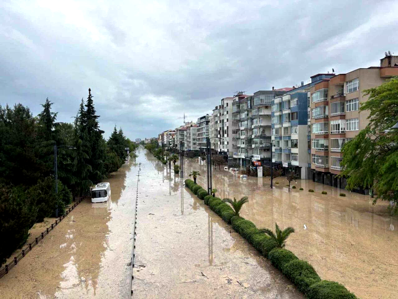Trabzon’da eski devlet sahil yolu sular altında