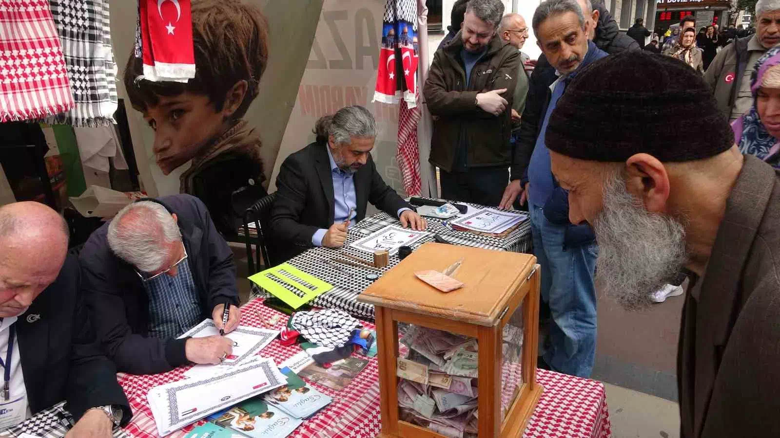 Trabzon’da Hat Sanatçılarının İmzalarıyla Filistin’e Yardım Hareketi