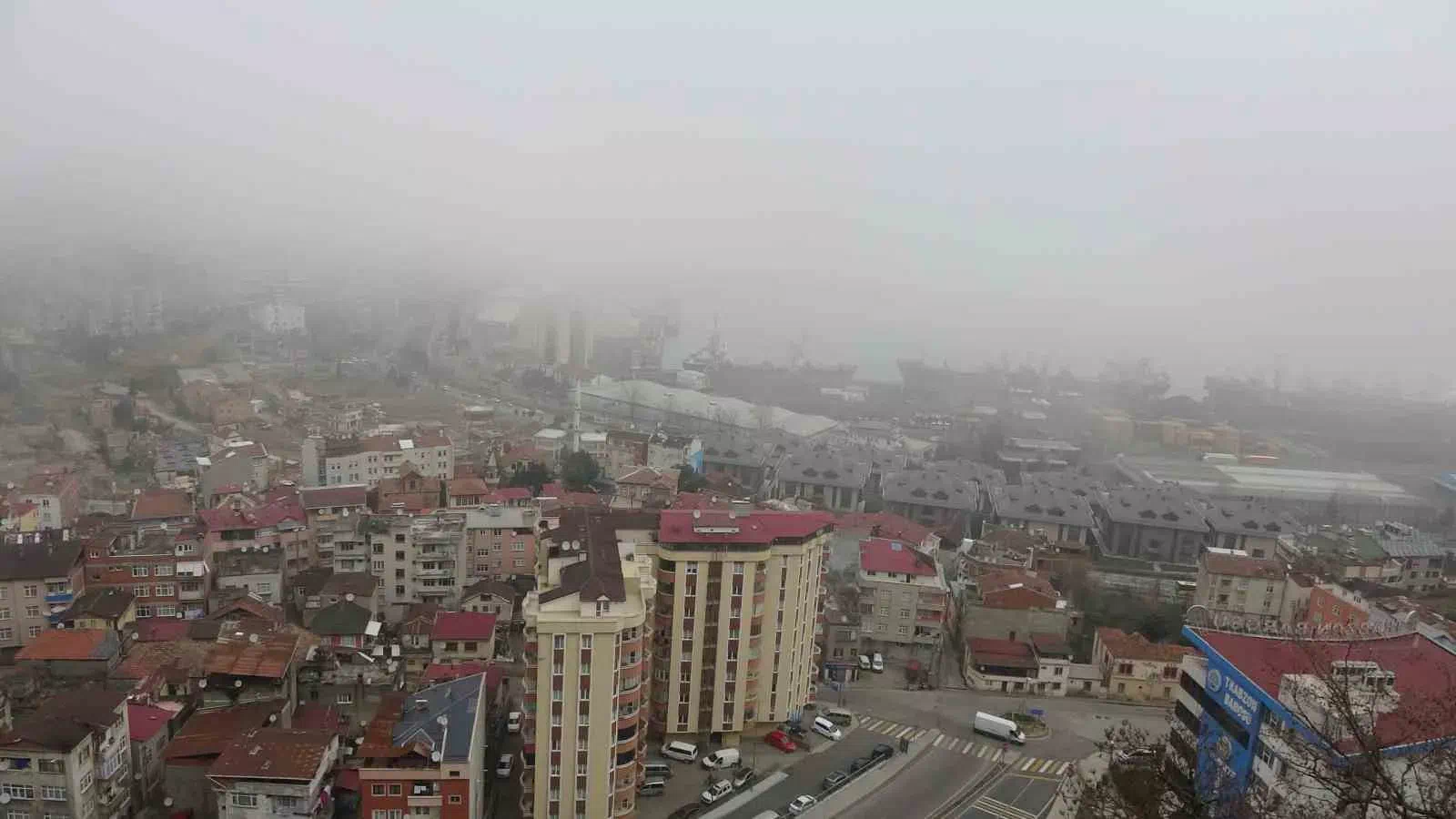 Trabzon’da hava ulaşımını olumsuz etkileyen yoğun sis