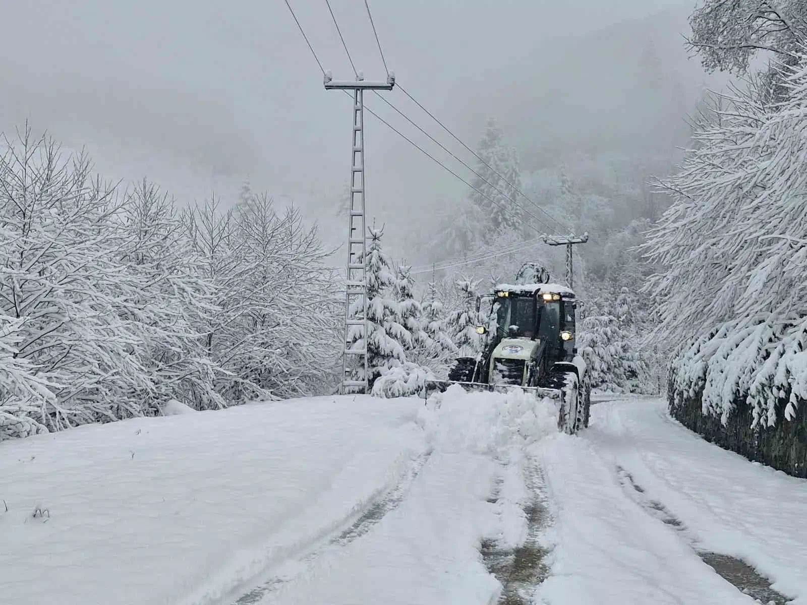 Trabzon’da Kar Yağışı Nedeniyle 124 Mahalle Yolu Ulaşıma Kapandı.