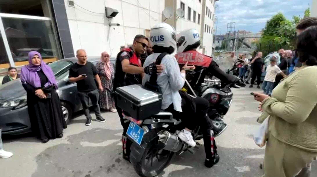 Trabzon’da LGS’ye geç kalan öğrencileri polisler yetiştirdi