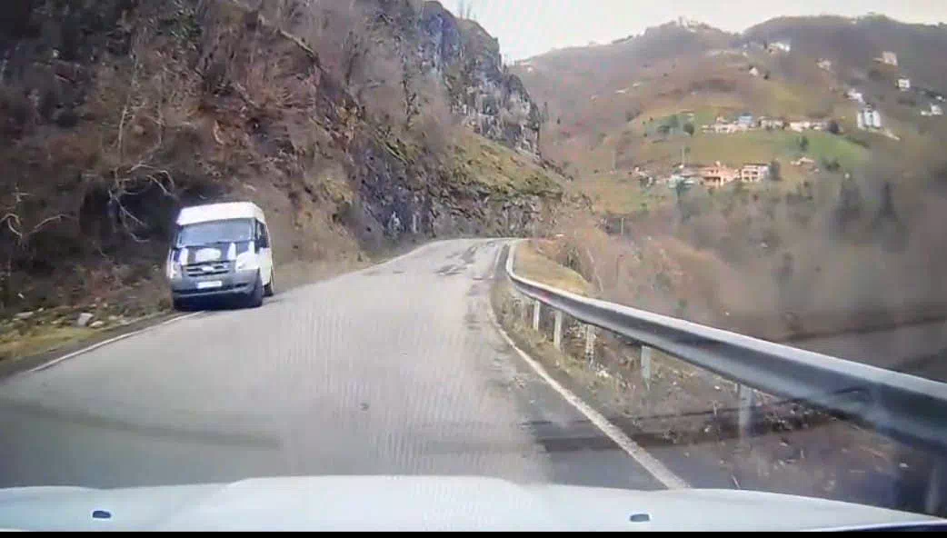 Trabzon’da öğrenci servisi kazası kamerada