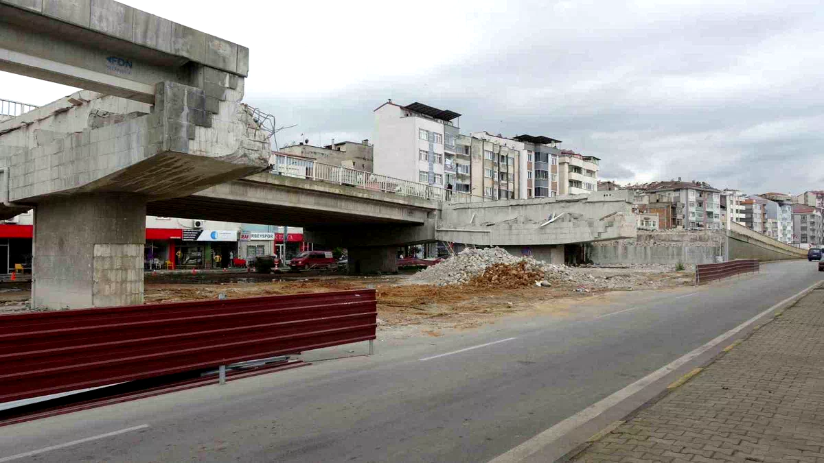 Trabzon’da Reşadiye Viyadüğünde yıkım çalışmaları sürüyor
