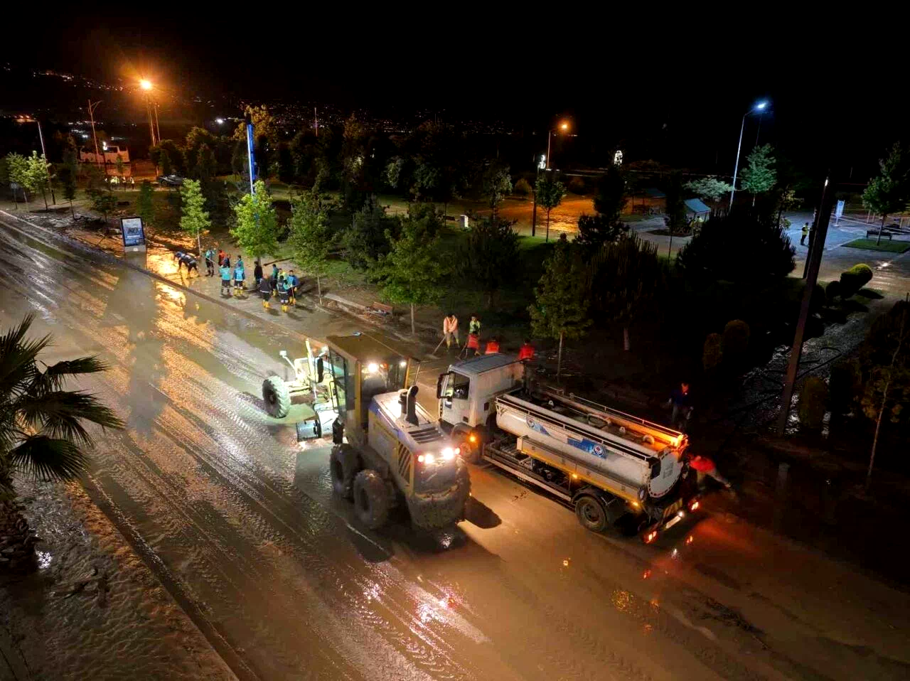 Trabzon’da sel ve su baskınları sonrası temizlik çalışmaları gecede sürüyor