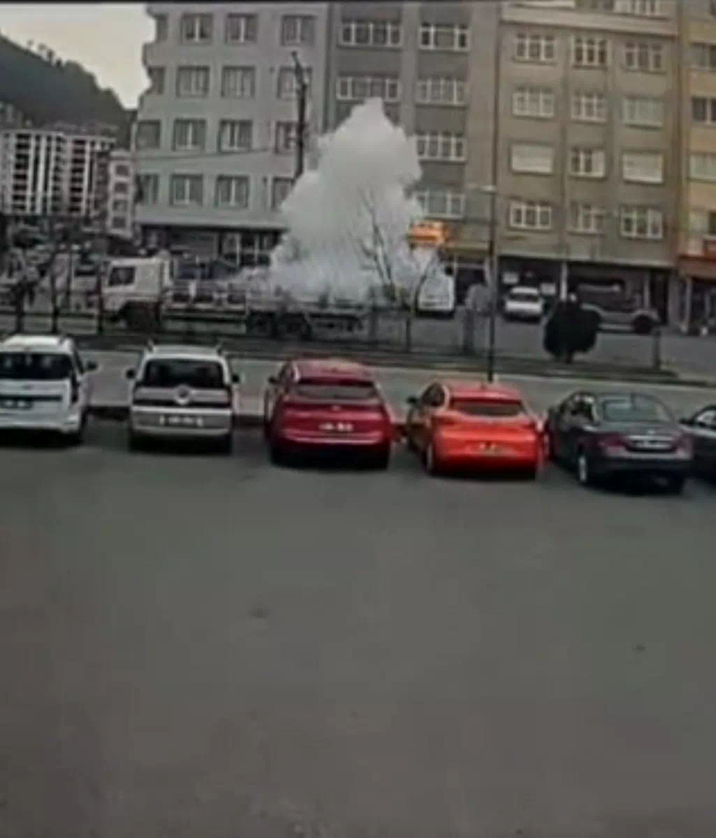 Trabzon’da seyir halindeki tüp kamyonunda korkutan patlama