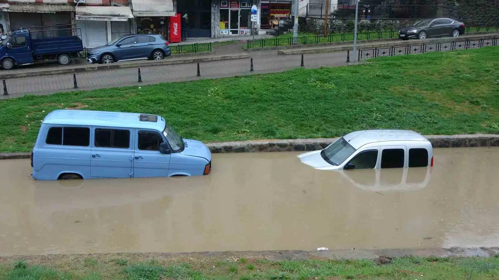 Trabzon’da şiddetli yağış nedeniyle park halindeki araçlar sular altında kaldı.