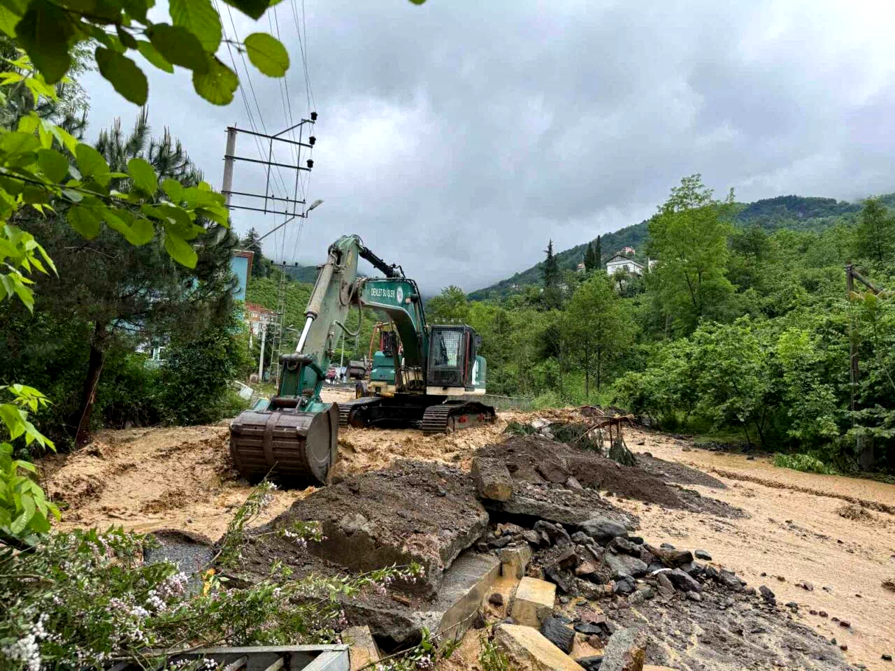 Trabzon’da şiddetli yağışlar sonrasında kaybolan yaşlı şahsı bulmak için çalışma başlatıldı