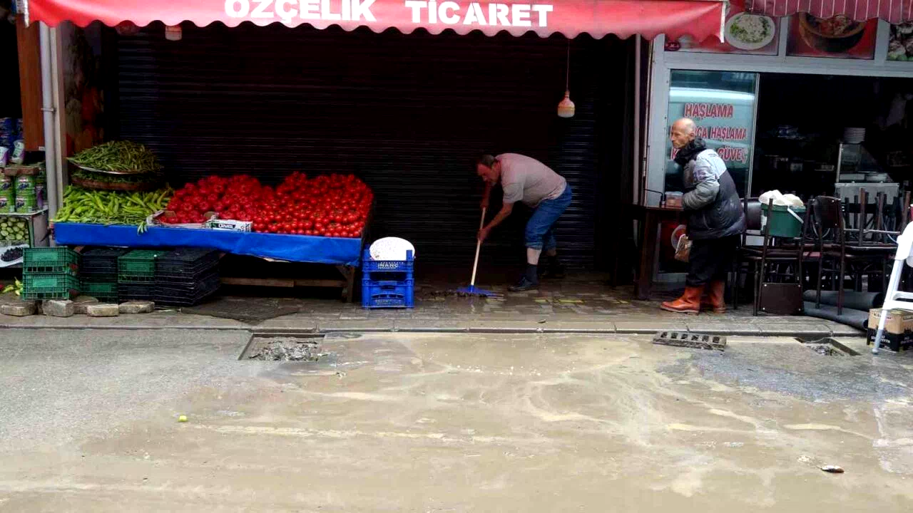 Trabzon’da sular çekilmeye, esnaf da temizliğe başladı