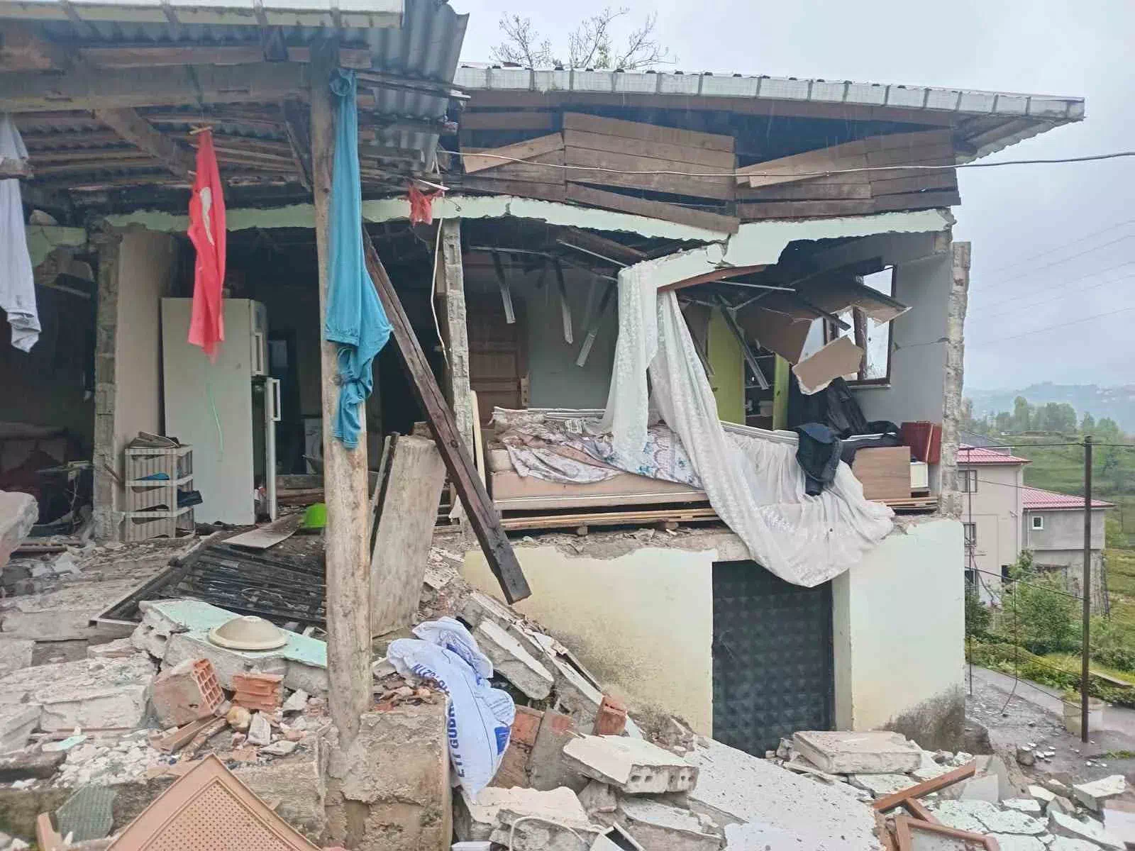 Trabzon’da tüp patlaması sonucu ev çöktü: 1 yaralı