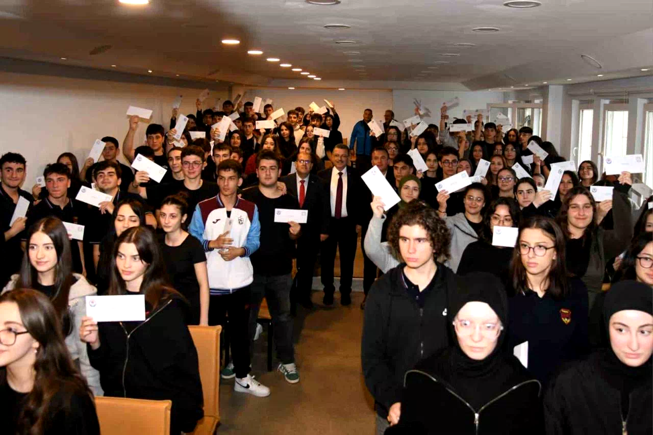 Trabzon’da üniversiteye hazırlanan 10 bin öğrenciye dijital eğitim desteği