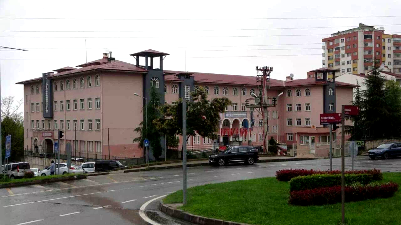 Trabzon’da veli okulda öğretmeni darp etti