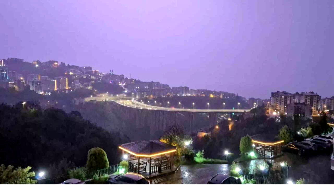 Trabzon’da yağmurla birlikte çakan şimşekler gökyüzünü aydınlattı