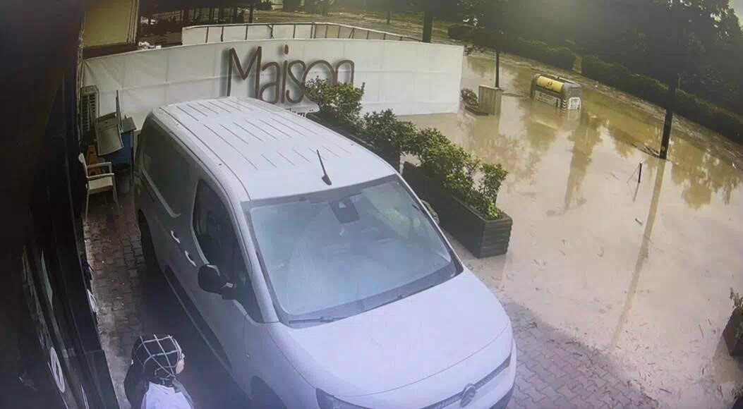 Trabzon’da yaşanan selin geliş anları güvenlik kameralarına yansıdı