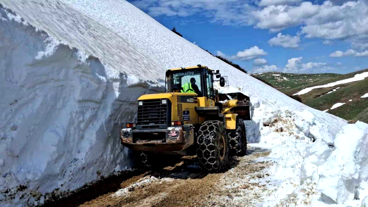 Trabzon’da yayla göçleri öncesi yayla yollarında yoğun kar temizleme mesaisi
