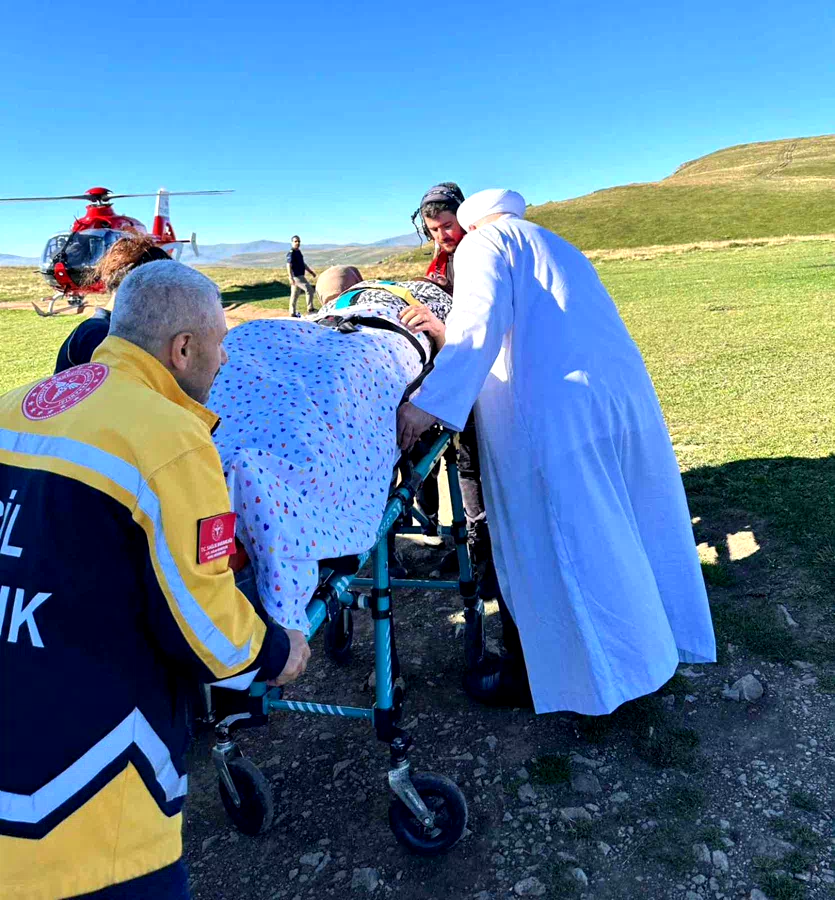 Trabzon’daki Eğrisu Yaylası’nda düşerek yaralanan hasta, ambulans uçakla Kanuni Eğitim ve Araştırma Hastanesi’ne getirildi