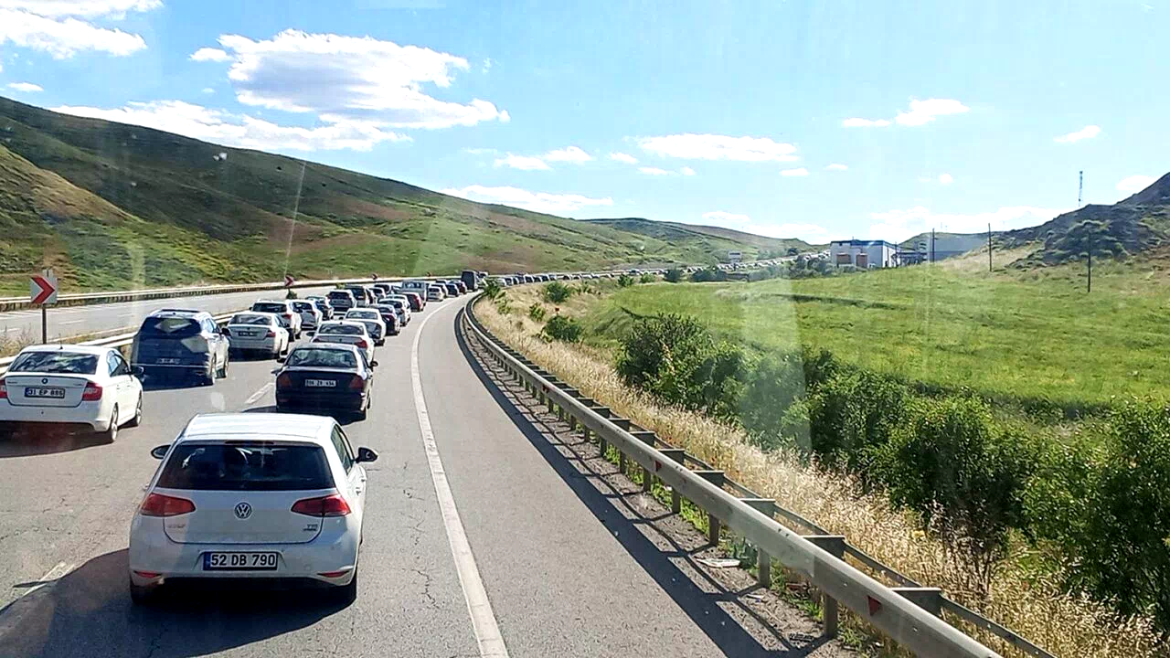 Trabzon’dan batıya dönüş kabusu: Ankara ve İzmir yolları tamamen kilitlendi