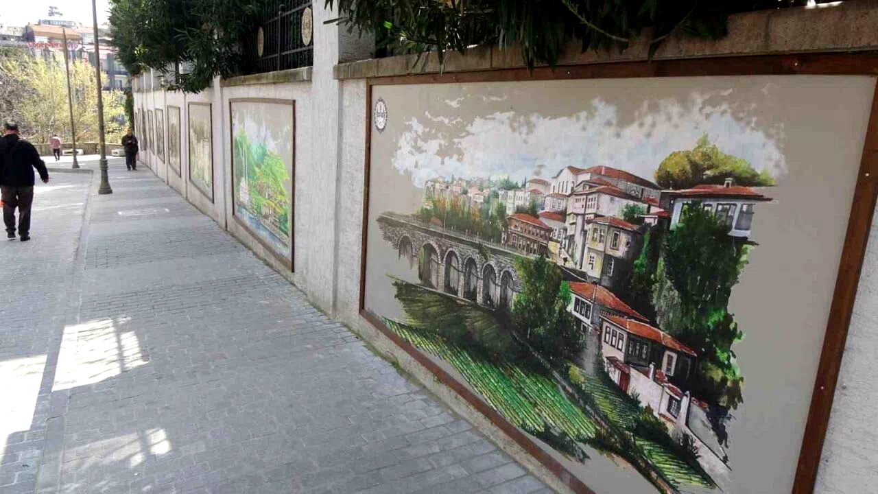 Trabzon’u çizdiği motiflerle güzelleştiriyor