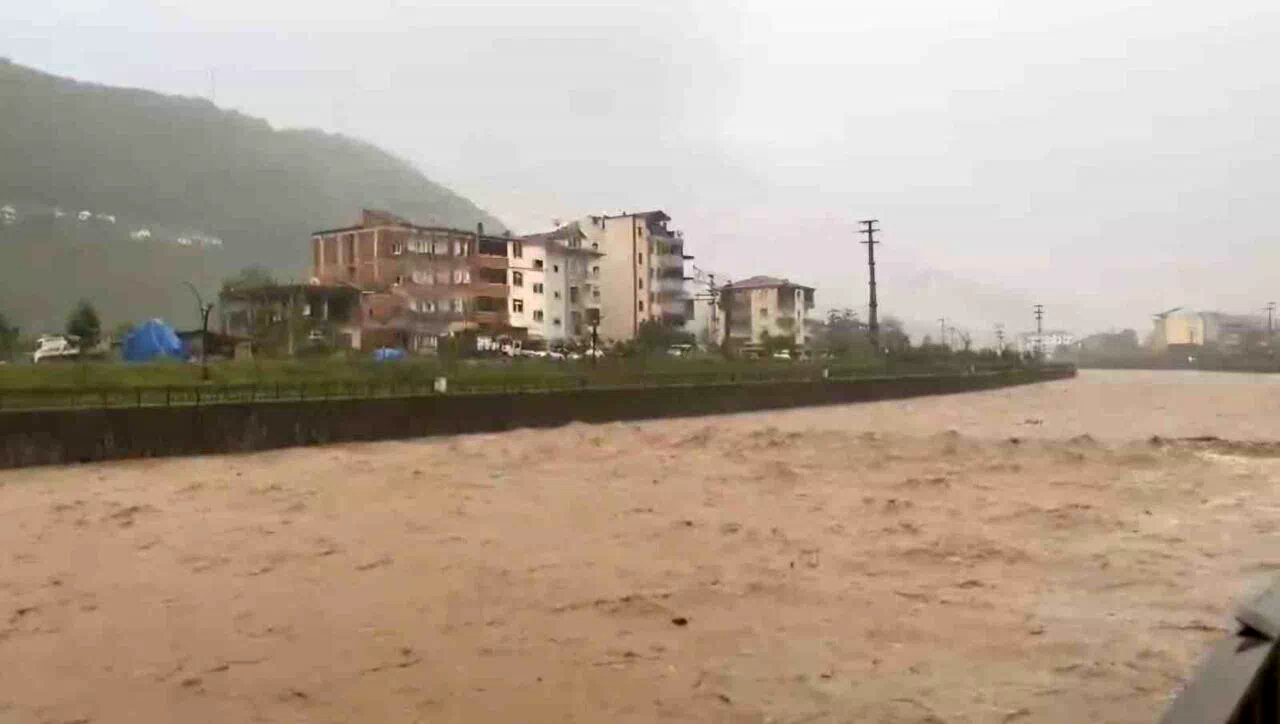Trabzon’un Araklı ilçesinde şiddetli yağış