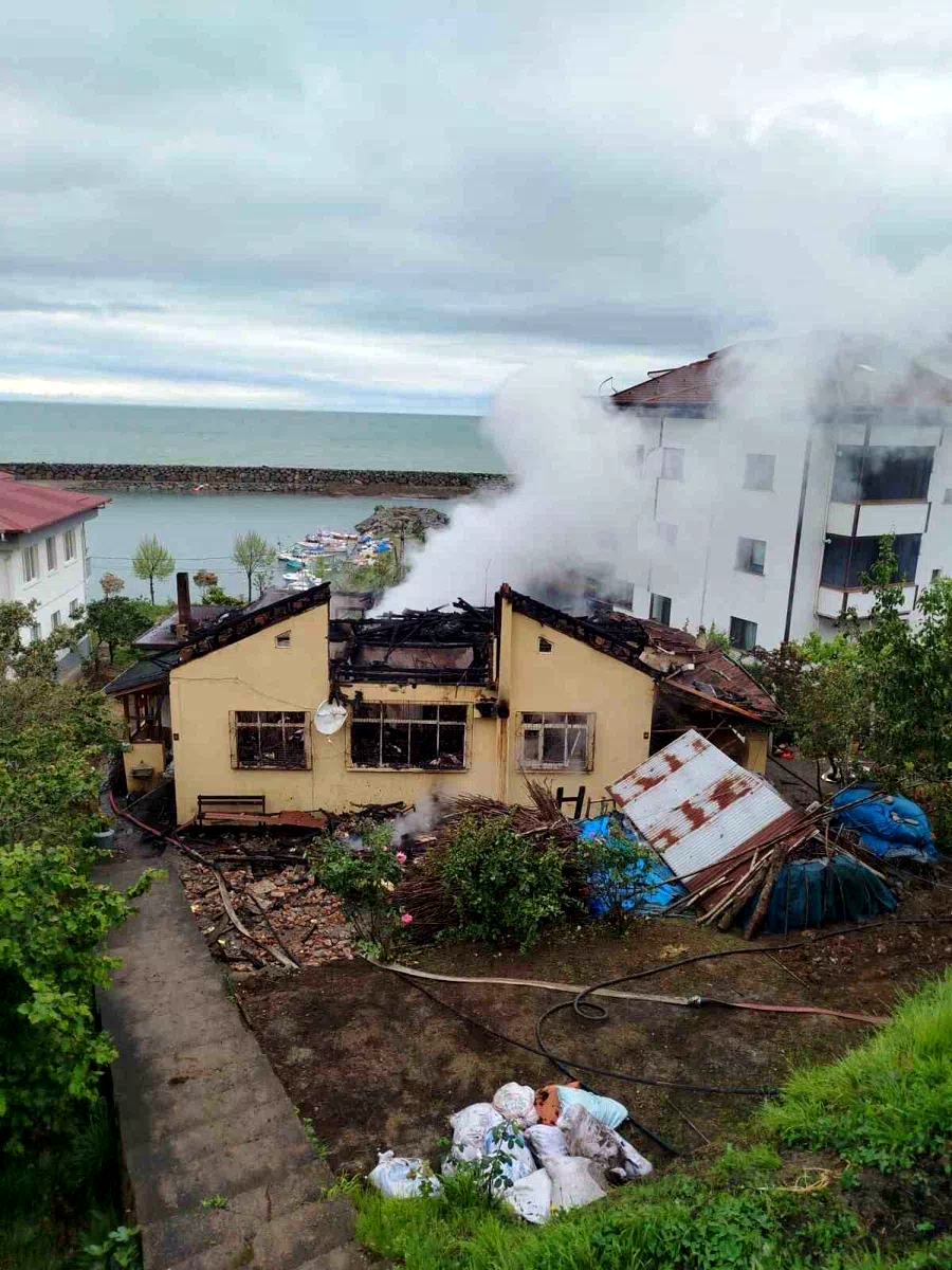 Trabzon’un Araklı ilçesinde yangında 2,5 ton fındık kül oldu