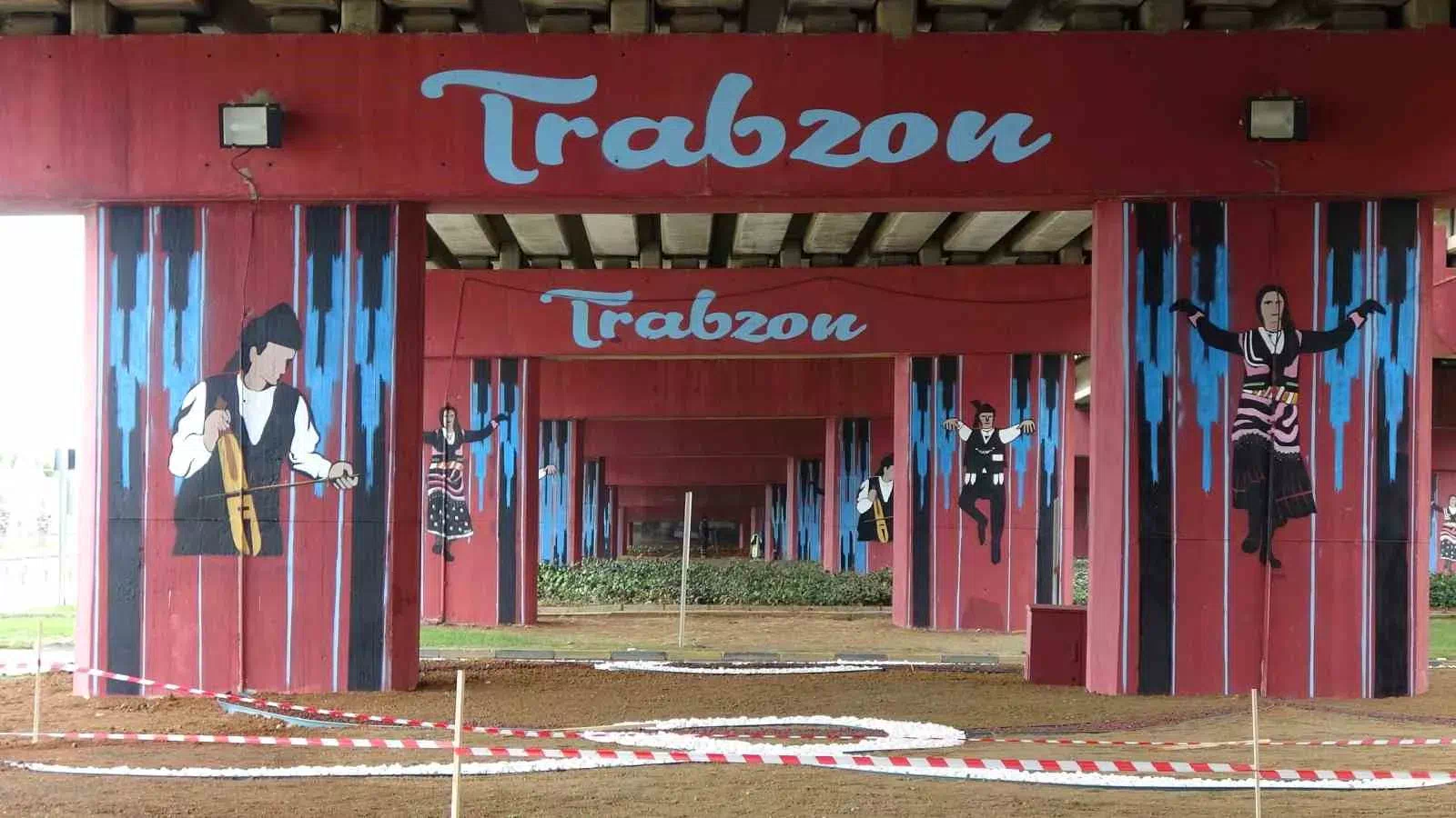 Trabzon’un Ayasofya viyadüklerinde şehri temsil eden figürlerin duvarlara işlenmesi gözleri üzerine çekiyor.