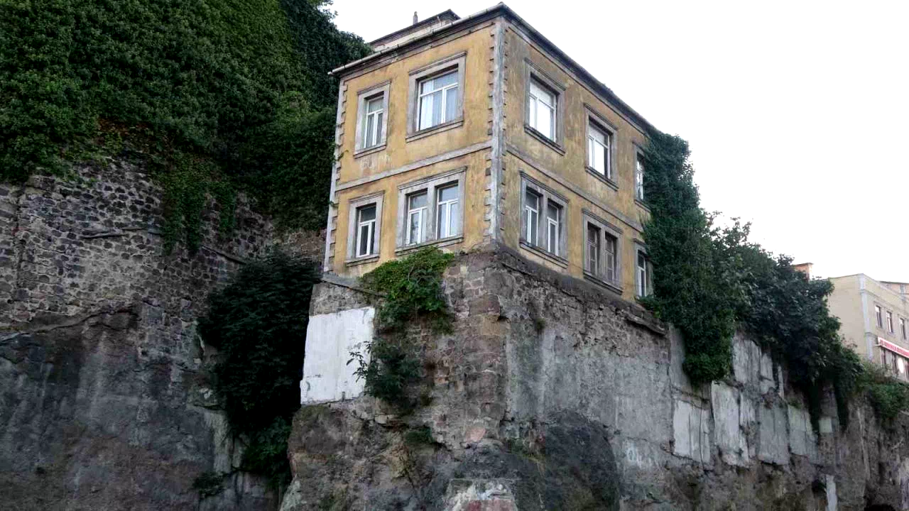 Trabzon’un tarihi surları üzerindeki evler zamana direniyor