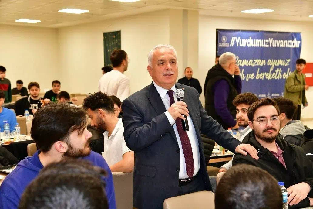 Trabzon Valisi Aziz Yıldırım, öğrencilerle sahur programında bir araya geldi.
