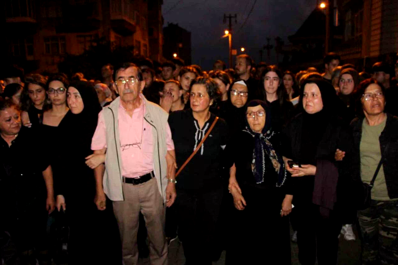 Trabzonlular siyah renkli kıyafetlerle Sinem Topaloğlu için sessiz yürüyüş düzenledi
