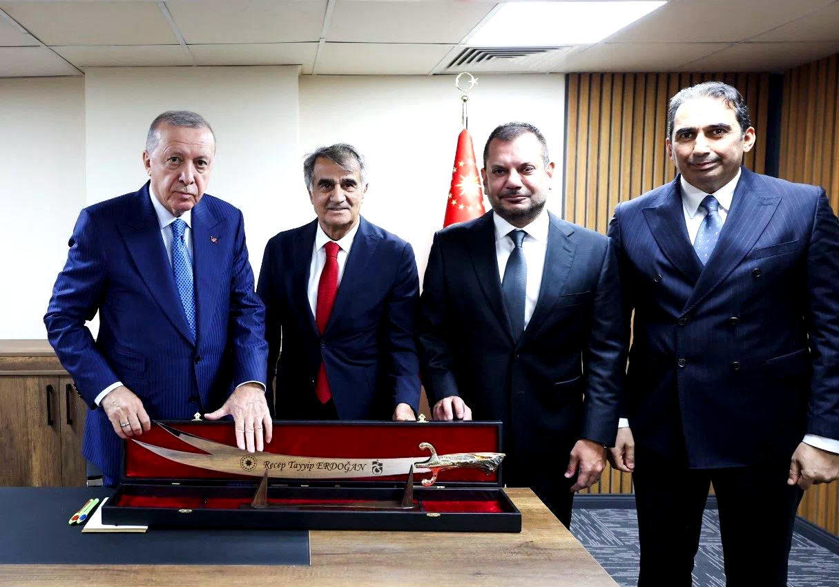 Trabzonspor’dan Cumhurbaşkanı Erdoğan’a Sürmene kılıcı hediyesi