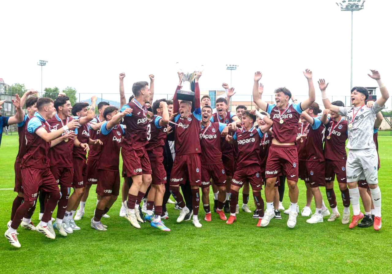 Trabzonspor U19 takımı şampiyonluk kupasını aldı