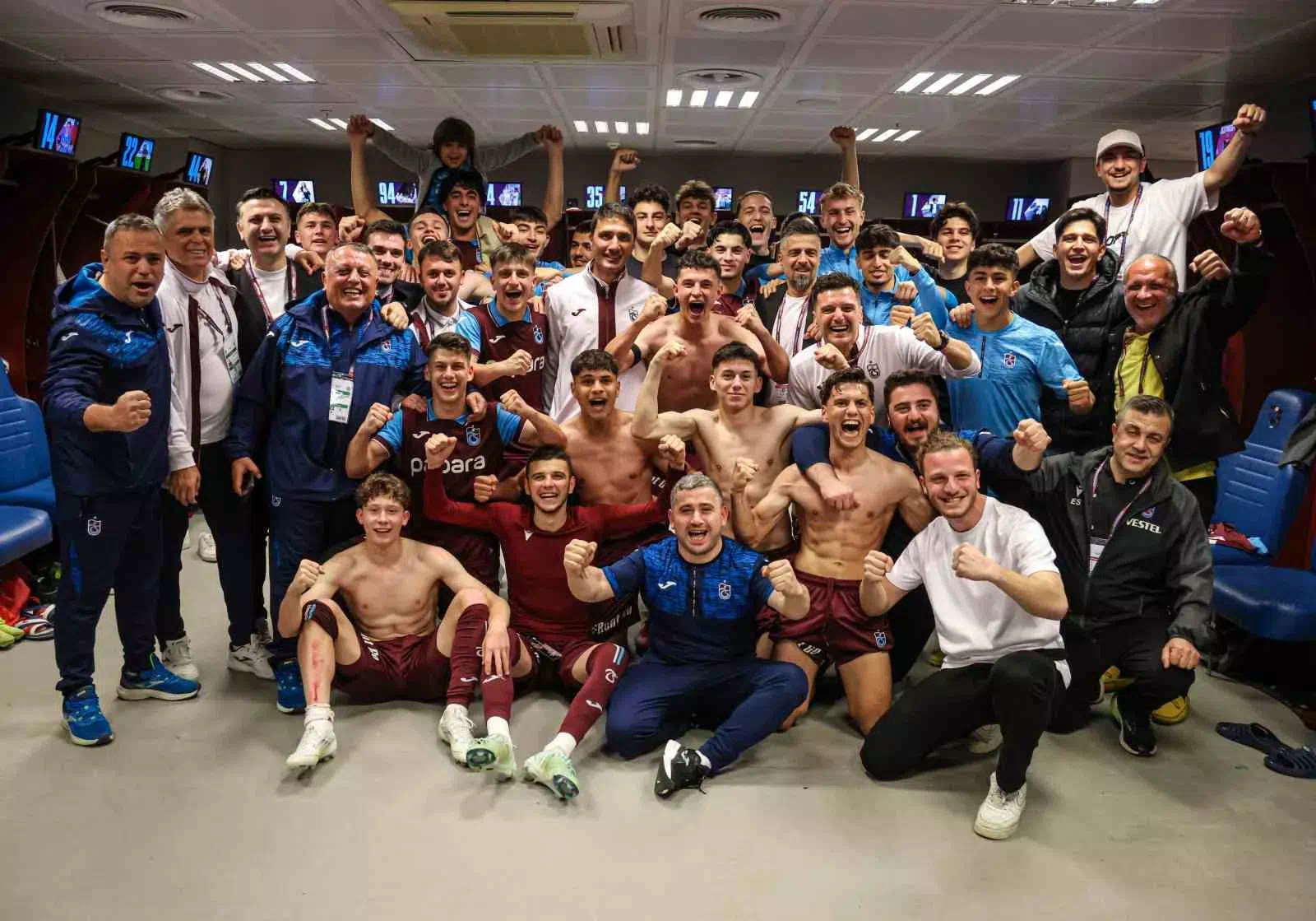 Trabzonspor U19 Takımı, UEFA Gençlik Ligi’nde yarı finale yükselerek kupayı Trabzon’a getirmeyi hedefliyor.