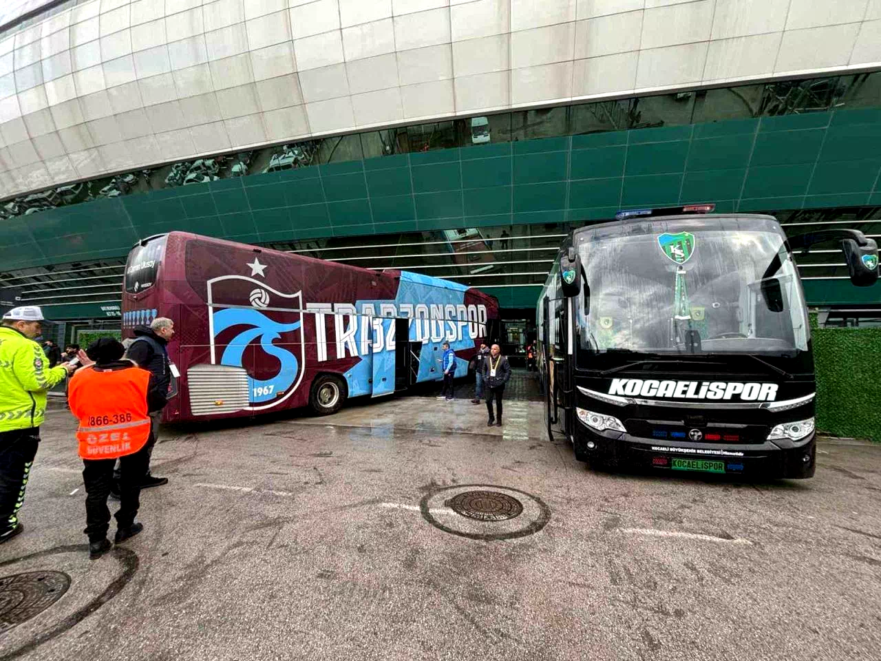 Trabzonspor ve Kocaelispor, stadyuma giriş yaptı