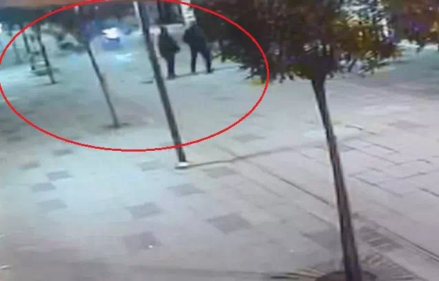 TRAFIGE KAPALI YOLDA MOTOSIKLET KAZASI: YAYAYA ÇARPTI!