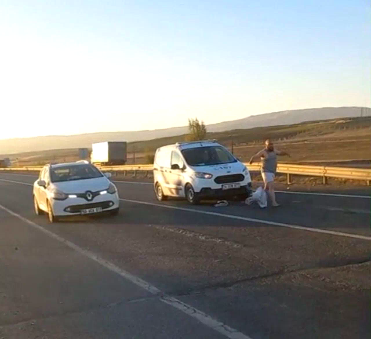 Trafiği birbirine kattı, araçların üzerine atladı, cam kırdı