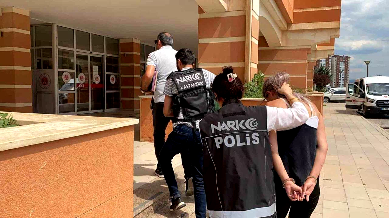 Trafik ekibinin durdurduğu motosikletteki şahısların üzerinden uyuşturucu çıktı: 2 tutuklama