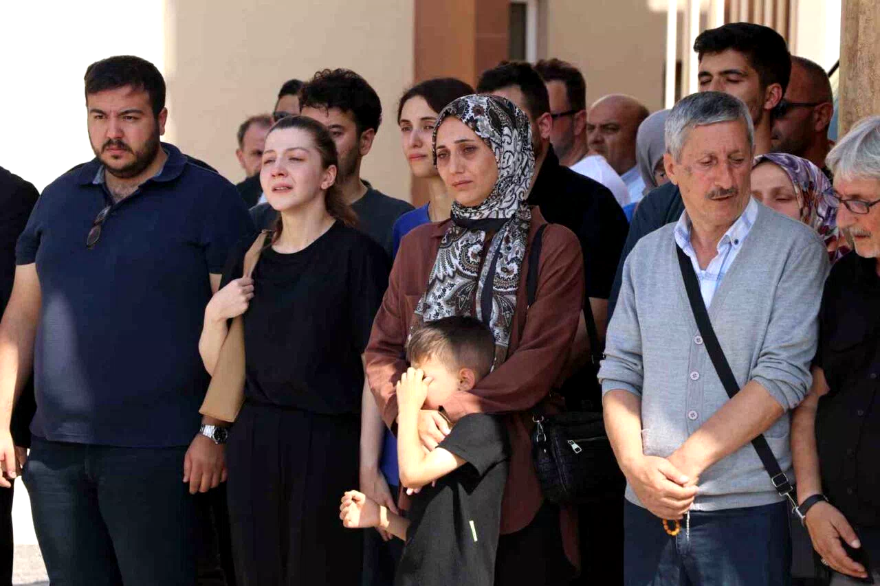 Trafik kazasında hayatını kaybeden eski Bitlis Valisi Karaömeroğlu’nun cenazesi törenle Ankara’ya uğurlandı